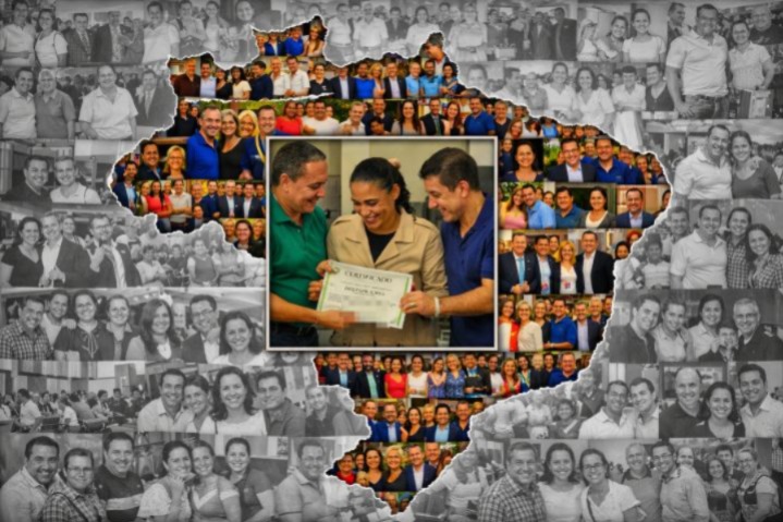 Um mosaico de fotografias em preto e branco forma o contorno geográfico do estado do Espírito Santo. Sobreposto ao centro, um retrato maior e colorido mostra três pessoas sorrindo: um homem à esquerda de verde, uma mulher no centro segurando um certificado e um homem à direita de azul. Ao redor deles, dezenas de pequenas fotos em preto e branco documentam reuniões, eventos e encontros com apoiadores e políticos ao longo dos anos.