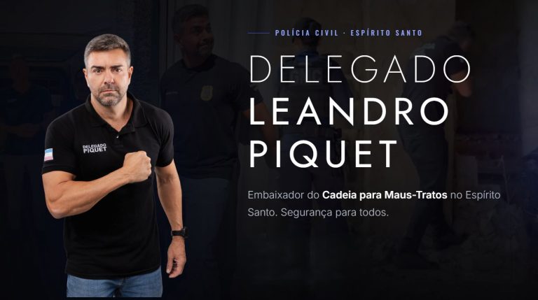 Arte gráfica em formato de banner com fundo escuro. No lado esquerdo, aparece o Delegado Leandro Piquet de corpo inteiro, vestindo camisa polo preta com a inscrição "DELEGADO PIQUET" no peito e uma pequena bandeira na manga, além de calça jeans, com o braço direito flexionado em sinal de determinação. No lado direito, há textos em letras maiúsculas em destaque: "POLÍCIA CIVIL - ESPÍRITO SANTO" no topo, o nome "DELEGADO LEANDRO PIQUET" em grande evidência no centro, e a frase "Embaixador do Cadeia para Maus-Tratos no Espírito Santo. Segurança para todos" logo abaixo.